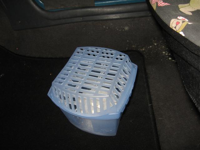 13: Vochtvreter, met wat schimmel op de achtergrond. Er is dus veel vocht in de auto.