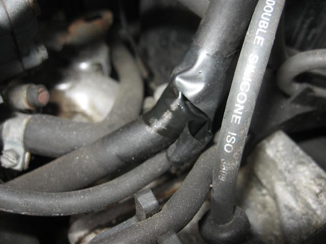 22: Een slangetje naar de carburateur is gescheurd en er is met een stukje tape geprobeerd dit te herstellen, tervergeefs. Ik heb zo gauw nog niet kunnen achterhalen waarvoor dit dient, maar zolang de motor het nog maar doet.