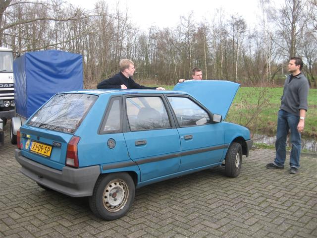 24: Toch maar een stukje gereden:), daarna alles even gecheckt onder de kap. Deze moet met de hand worden vastgehouden, omdat de metalen pen mist. Moet nog maar wat op gezocht worden.