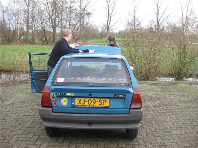 25: Docent voertuigentechniek kijkt ook even.